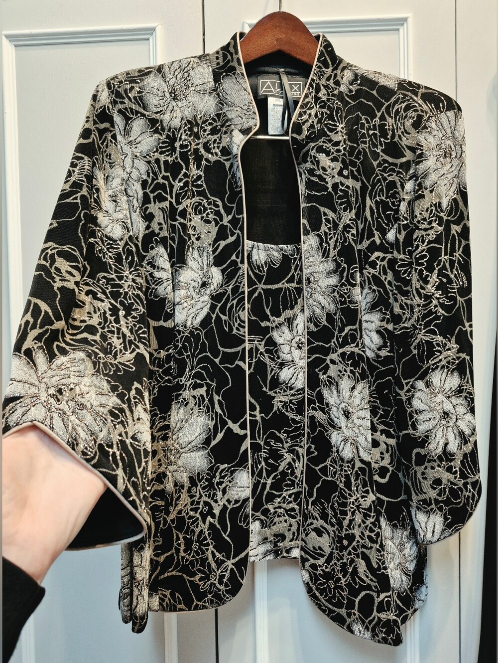ALEX Evenings Black & Silver Cream Accents Floral Glittery Evening Jacket/ Top